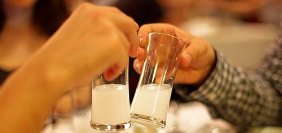 Rakı kadehini tokuşturan eller
